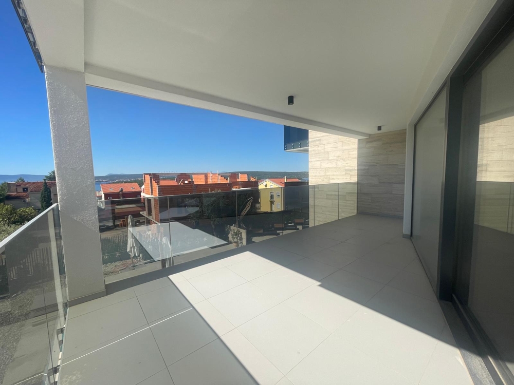 Nagy terasz nagy üvegajtókkal és tengerre néző kilátással, járólapozott padlóval, részben kész állapotban