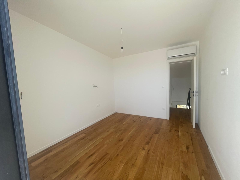 Belső három, egymás fölött elhelyezett keskeny ablakkal, kilátással a zöldre