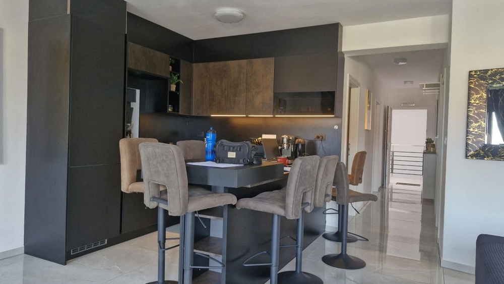 Modern konyha bárszékekkel és étkezőasztallal