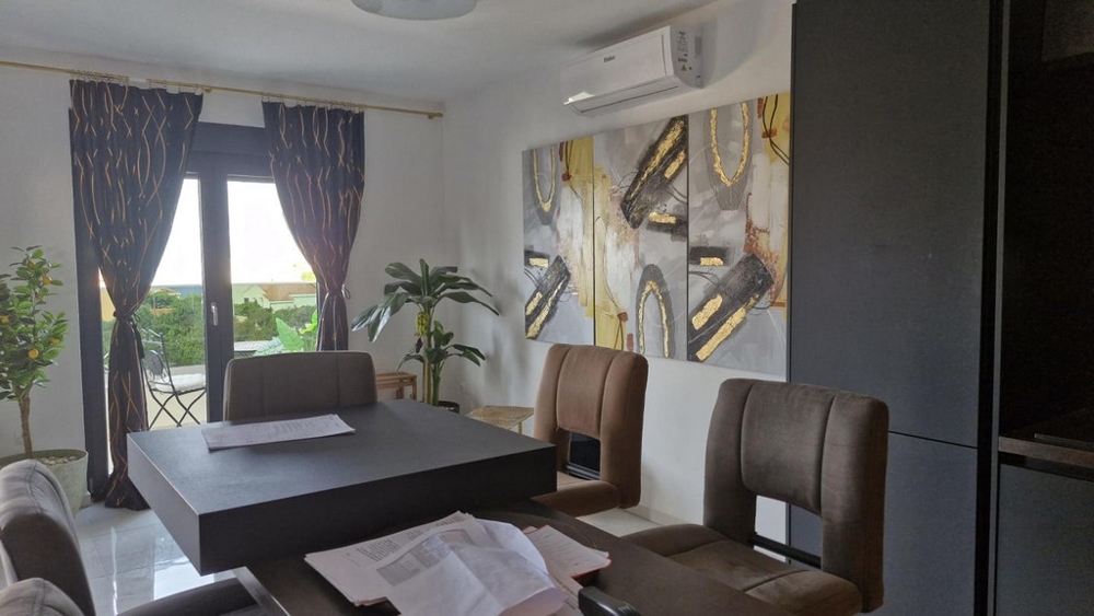 Étkező asztallal, székekkel és dekorációval, kijárat az erkélyre