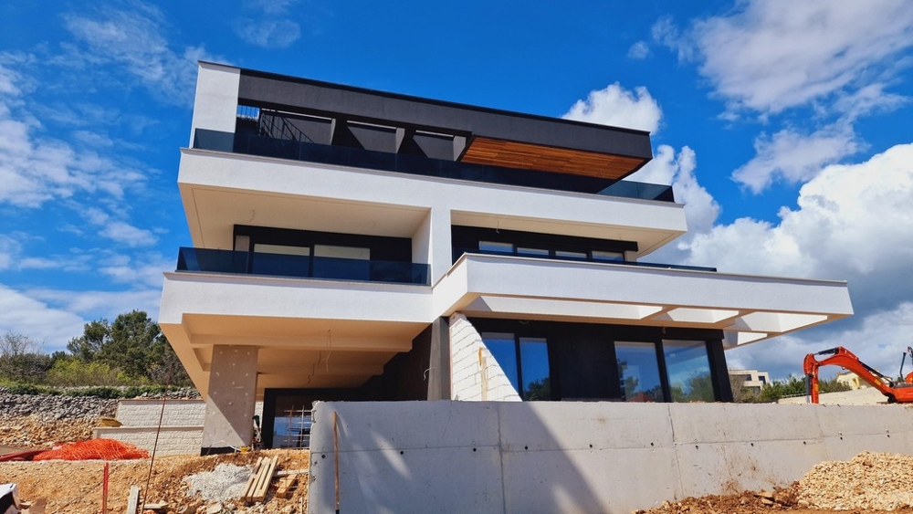 Modern új épület, amelyben lakásokat értékesítenek Horvátországban, Krk szigetén.