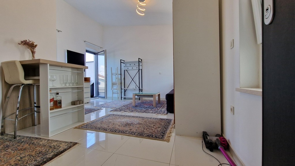 Modern bejárati rész bárszékekkel és szőnyegfutókkal, kilátással a nappalira és a teraszra.