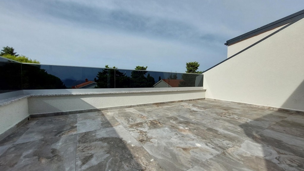 Az apartman nyitott és tágas terasszal rendelkezik, kilátással a tengerre.