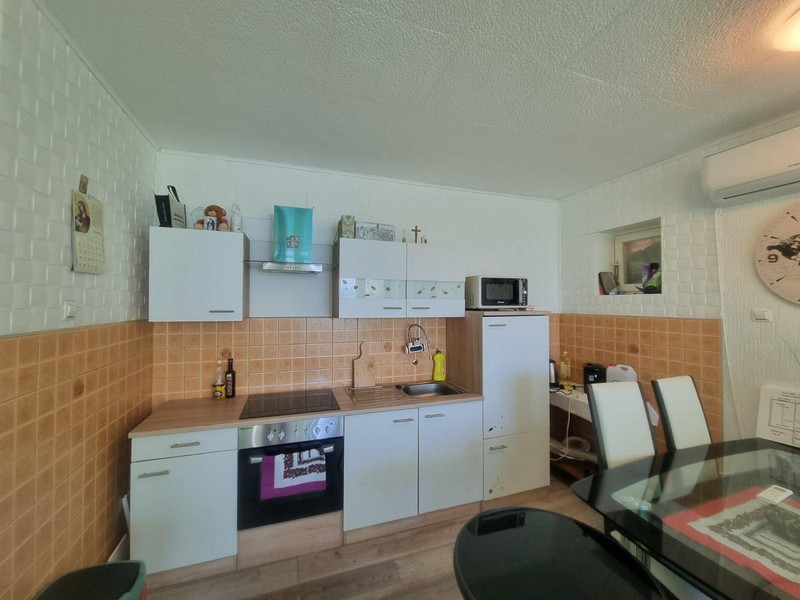 Konyha funkcionális berendezéssel az A3433 apartmanban Horvátországban - Panorama Scouting.