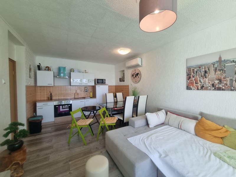 Kilátás a nappaliból az ingatlan konyhájára.