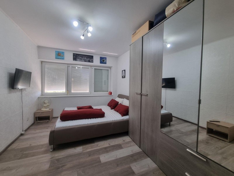 A hálószoba nagy gardróbbal.