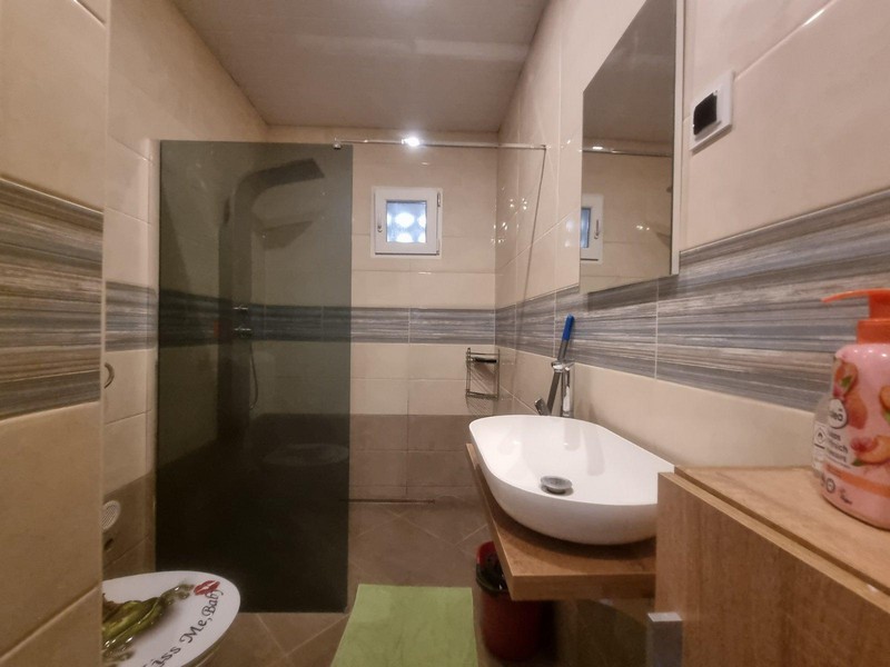 A fürdőszoba zuhanyzóval.