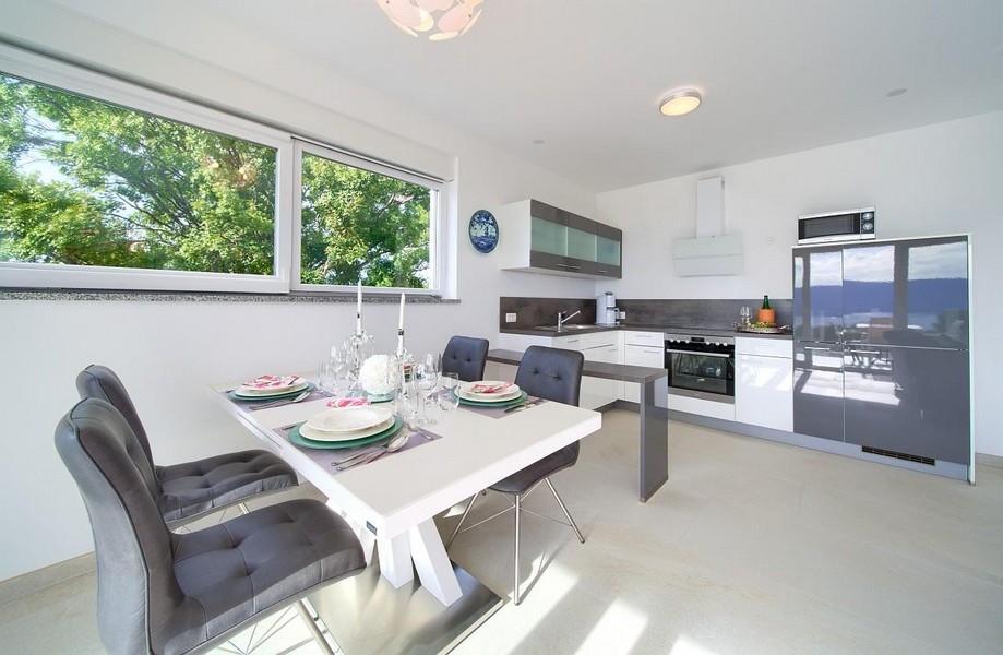 Ebédlő és közelebbi betekintés a konyhába.