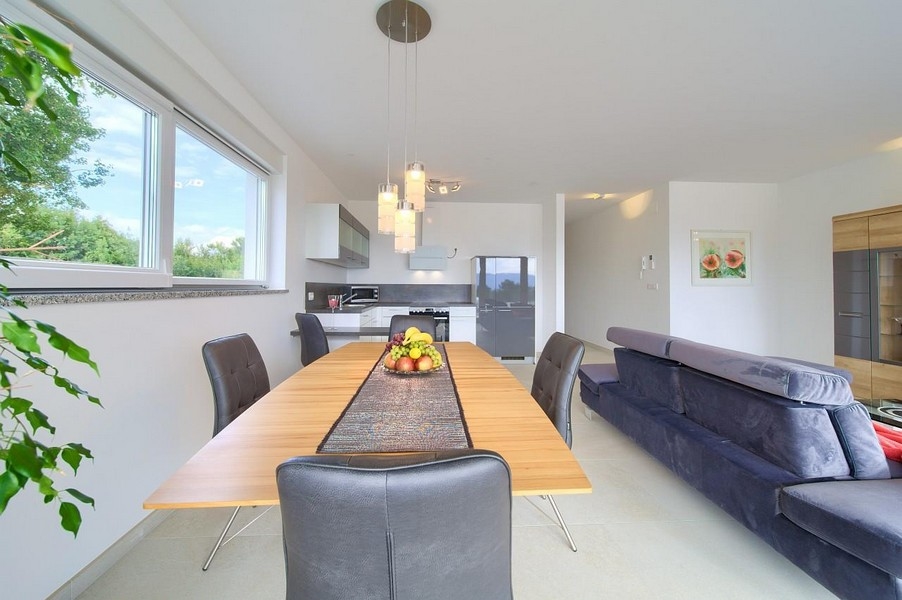 Étkezősarok és kilátás az A3445 apartman konyhájára.