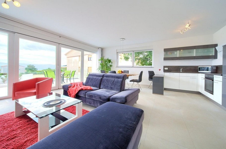 Nappali, kilátással a tágas teraszra.