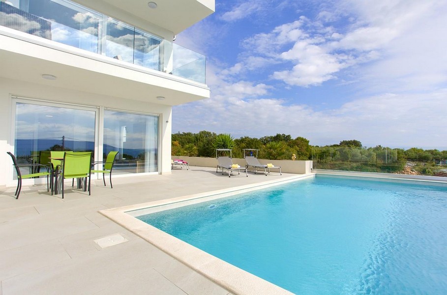 Eladó A3446-os lakás a horvátországi Krk szigeten - medencével.