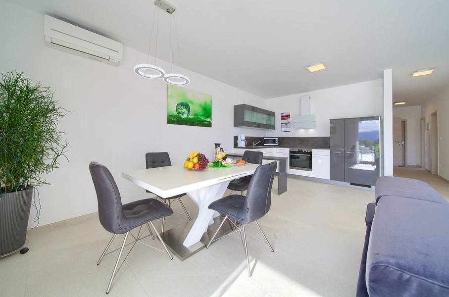 Légkondicionált étkezősarok az A3446 ingatlanban, Horvátország, Krk sziget.