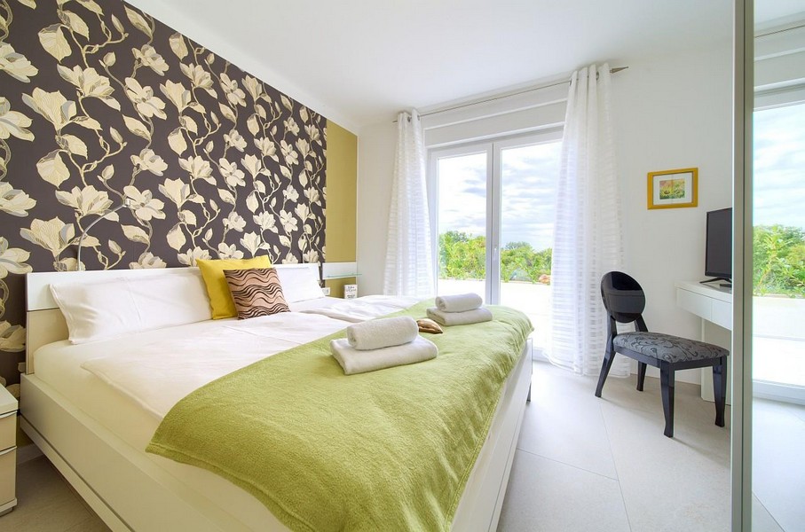 Hálószoba kijárattal a teraszra.