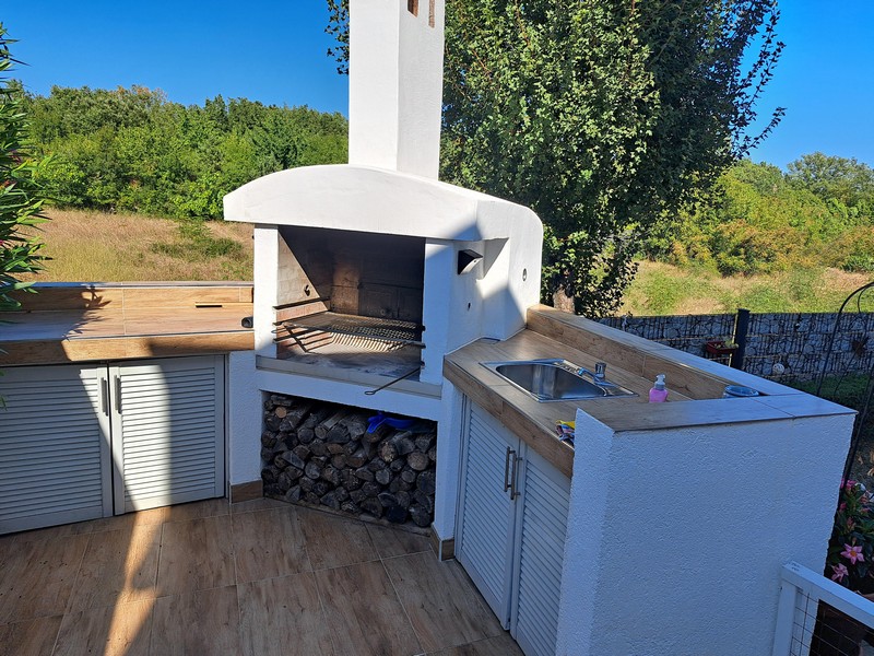 Nyári konyha grillsütővel az A3446 ingatlanban, Krk szigeten.