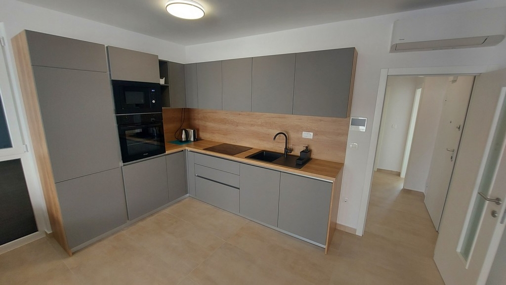 Kiváló minőségű konyha egy új lakásban Zadarban, Horvátországban.