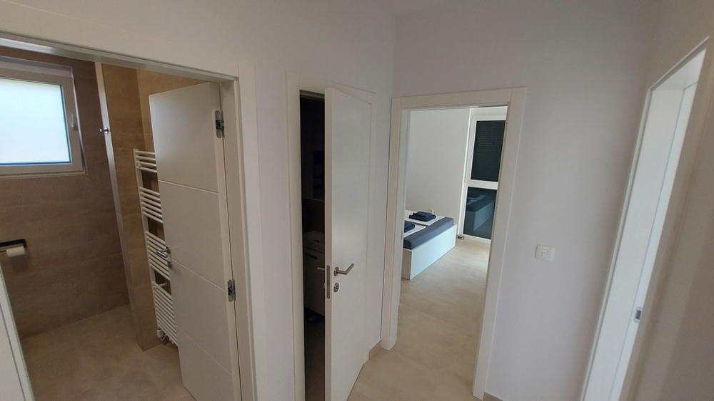 Kilátás a folyosóról a fürdőszobába.