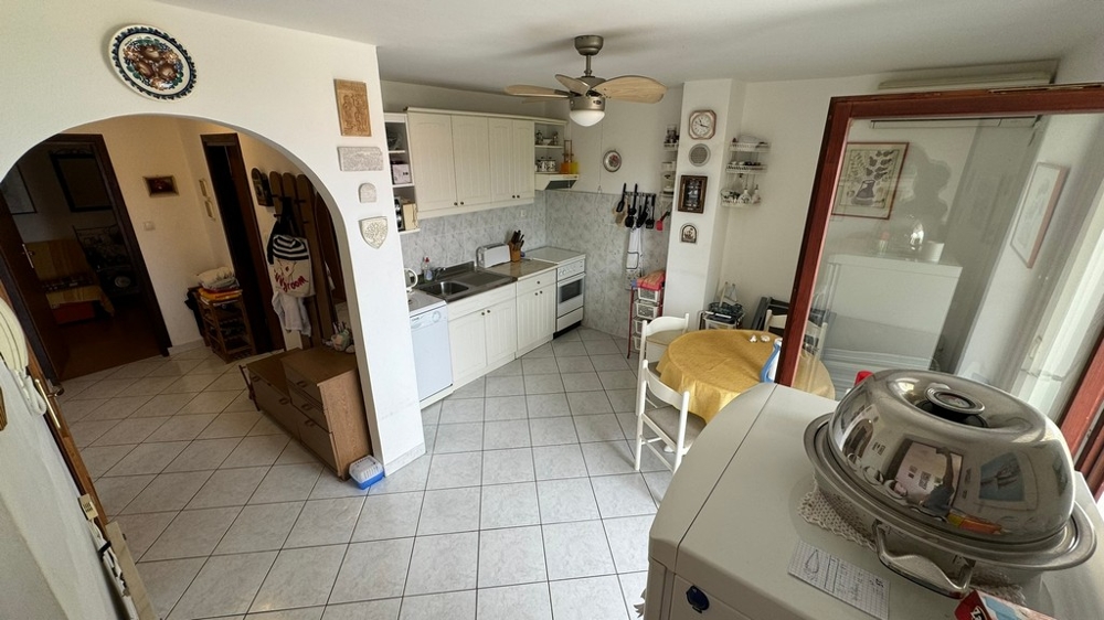 Az A3451-es ingatlan világos nappalija és konyhája betekintést nyújt.