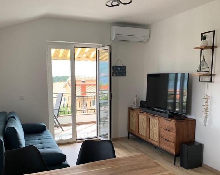 Nappali modern bútorokkal és légkondicionálóval.