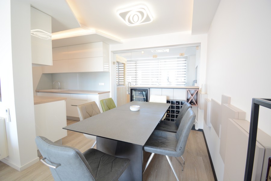 Modern étkezősarok minőségi konyhával a horvátországi A3461 apartmanban.