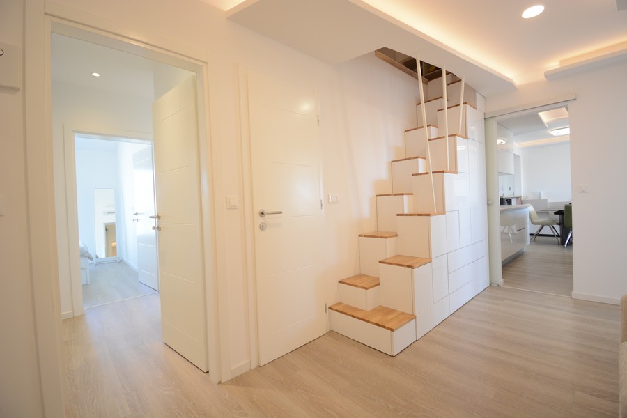 Lépcső vezet a tetőtérbe.