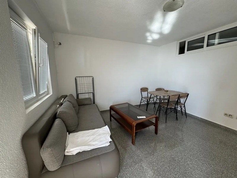 Nappali kanapéval és étkezőasztallal.