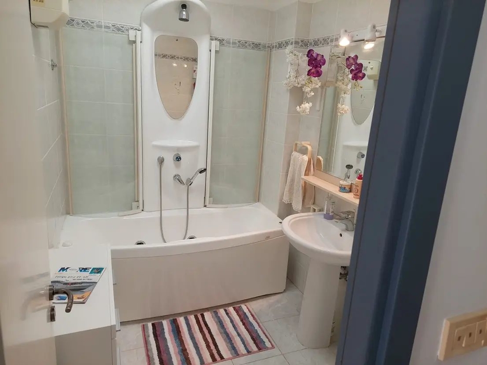 Fürdőszoba modern káddal és zuhanyzóval