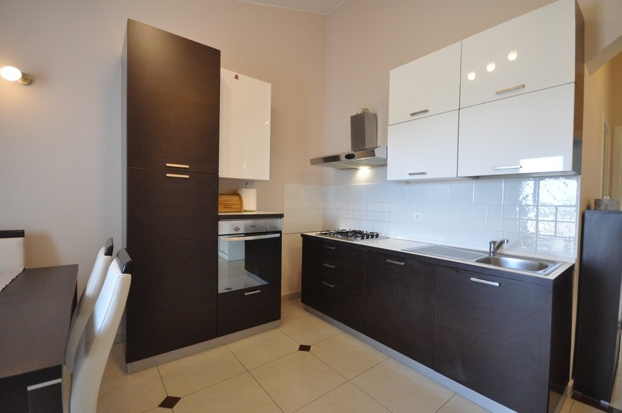 Funkcionális és modern konyha az A3478-as ingatlanban.