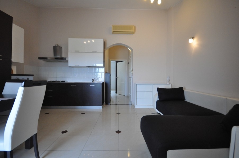 Nyitott konyha és nappali.