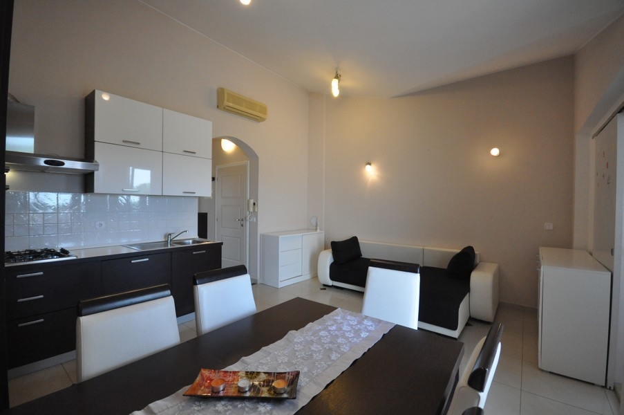 Nyitott nappali étkezőasztallal és kanapéval - A3478 ingatlan.