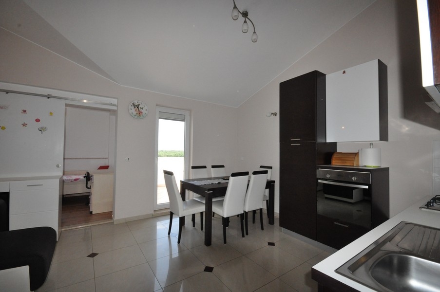 Étkező asztallal és fehér székekkel