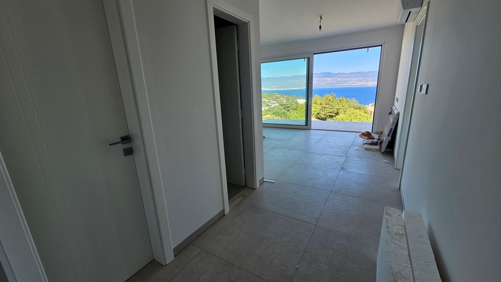 Előszoba kilátással a nappalira és a tengerre, apartman A3479 Krk szigetén
