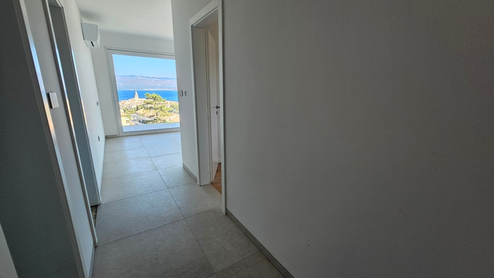 Előszoba, kilátással a nappalira és a tengerre, apartman A3480 Vrbnikben