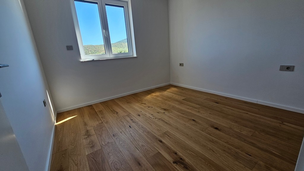 Második hálószoba parkettával az új A3480-as apartmanban Krk szigetén