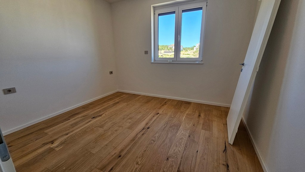 Hálószoba tölgyparkettával és ablakkal az A3481 apartmanban Vrbnikban