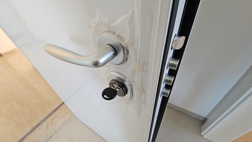 Biztonsági ajtó többpontos zárral az A3481 apartman bejáratánál