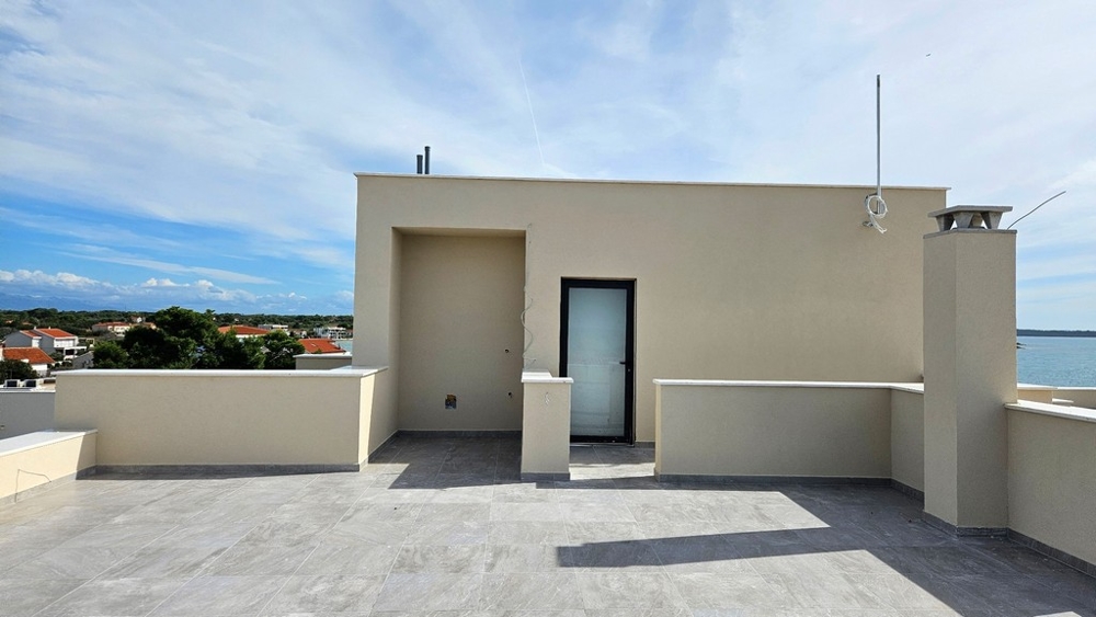 Tetőterasz bejárati ajtóval egy fedett területre