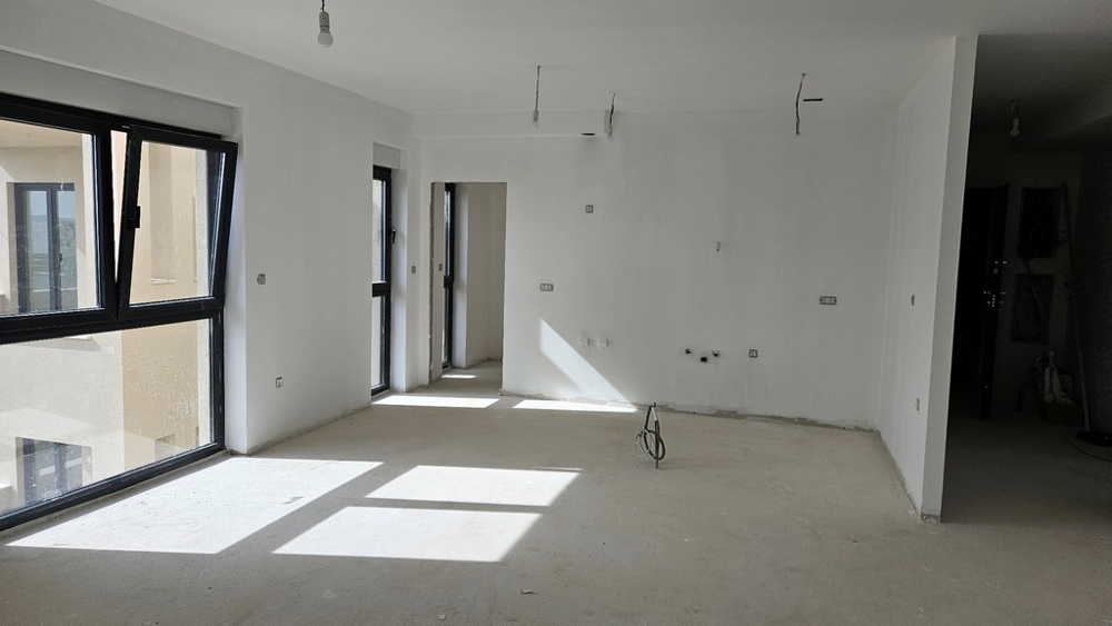 Befejezetlen belső tér sok természetes fénnyel, nagy ablakokon keresztül megközelíthető