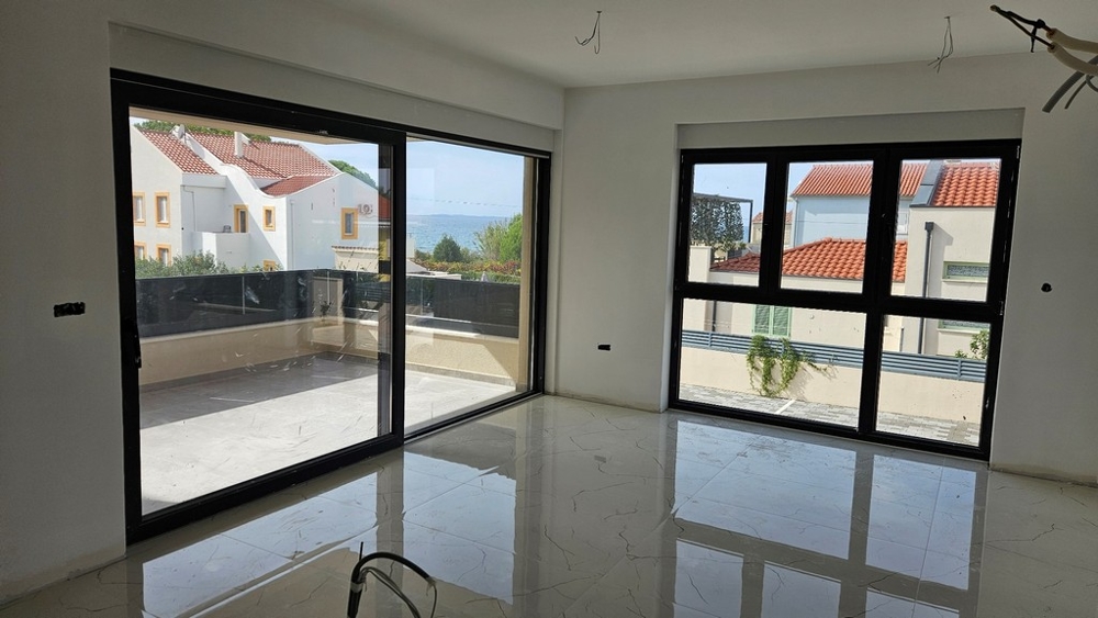 Kilátás a nappaliból a teraszra.