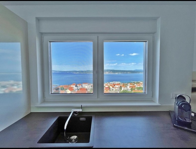 Kilátás a tengerre és a városra a konyhaablakból.