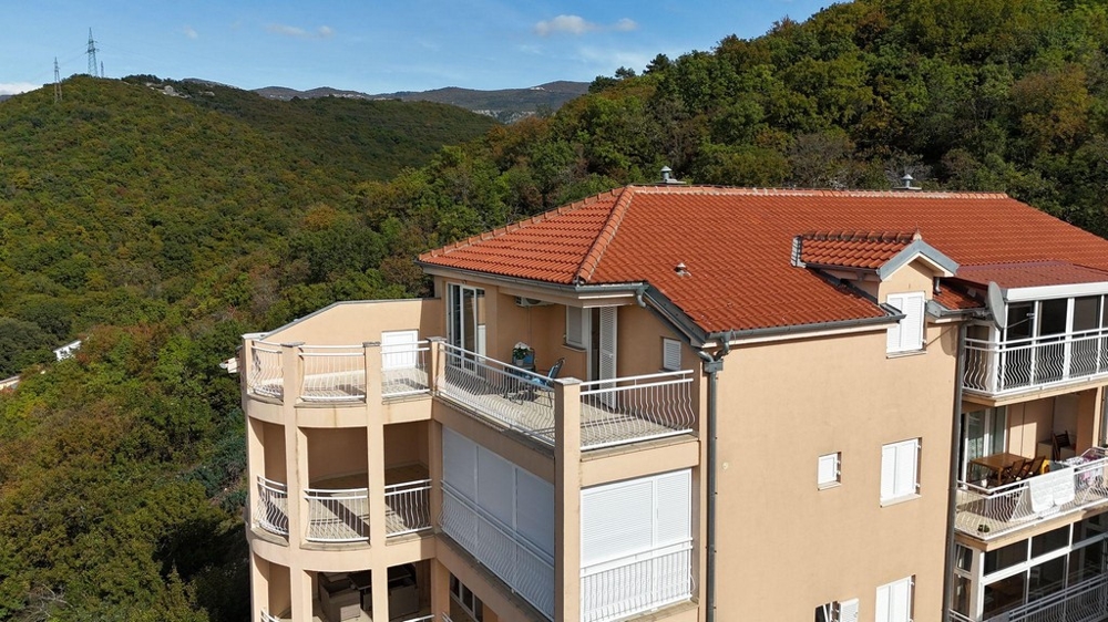 Bútorozott apartman panorámás kilátással a tengerre, Horvátország.