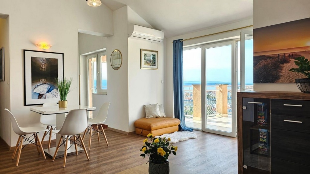 Nappali nagy ablakkal és terasszal