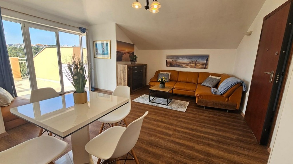 Hangulatos nappali barna kanapéval