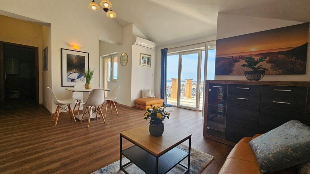 Növényekkel és falfestményekkel díszített nappali étkezővel és kijárattal a teraszra