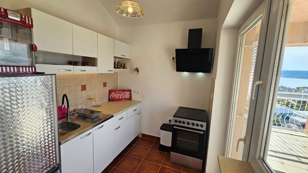 Konyha és kilátás a teraszra.