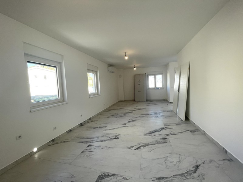 Világos nappali márványpadlóval