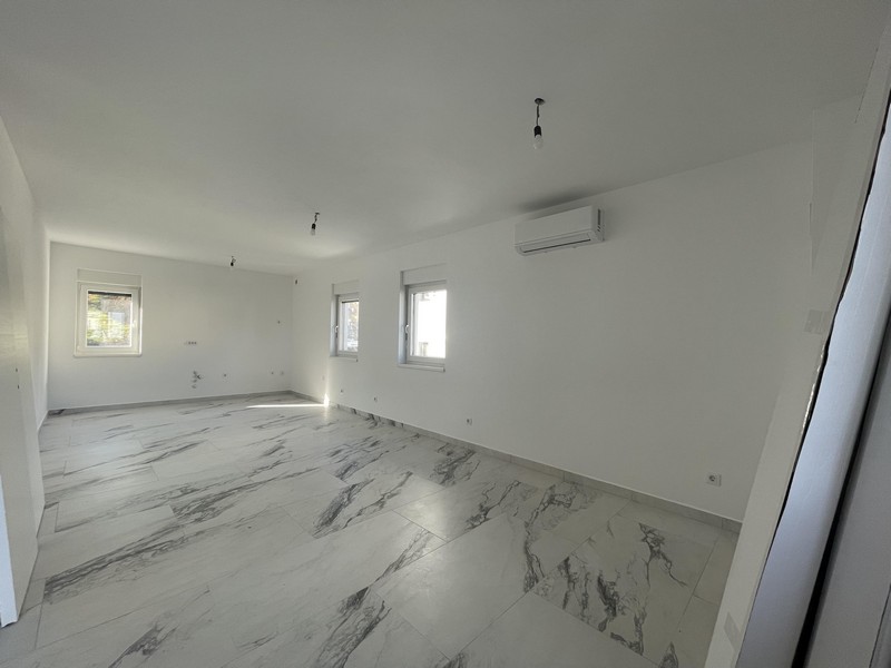 Hálószoba két ablakkal