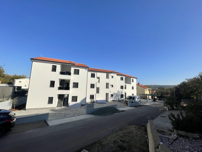 A több lakásos új épület külső képe