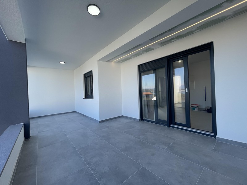 Nagy terasz csempézett padlóval és világítással