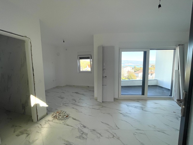 Nappali terasszal és tengerre néző kilátással