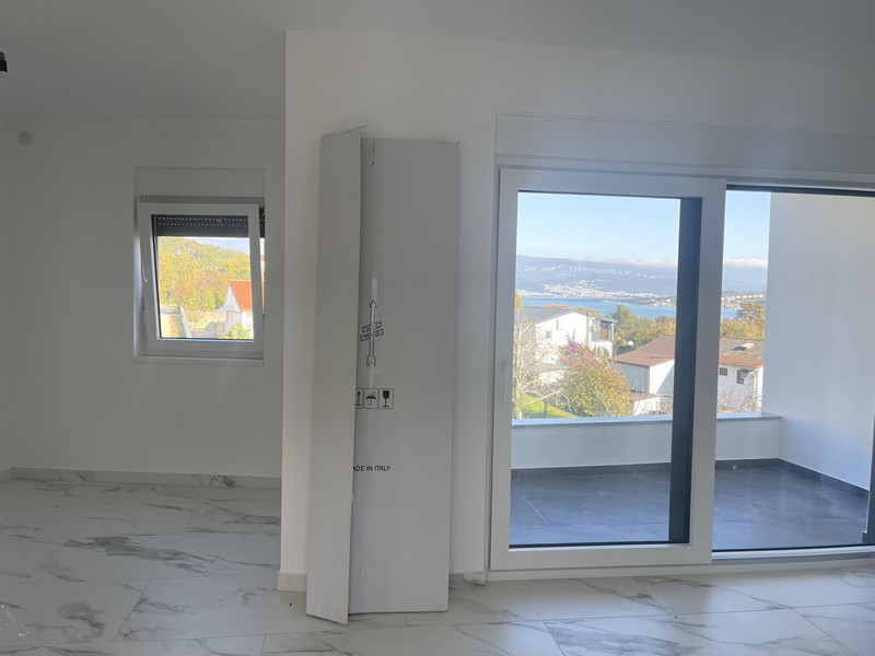 Teraszra és tengerre néző nappali